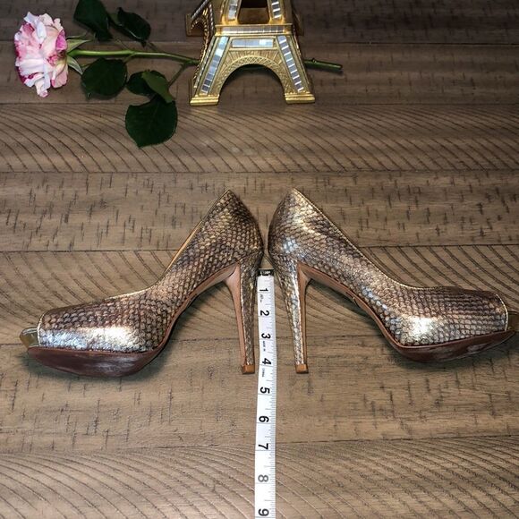 Badgley Mischika’ Humbee Gold Sparkle ✨ Open Toe Pump Snakeskin Look Leather - Picture 15 of 17